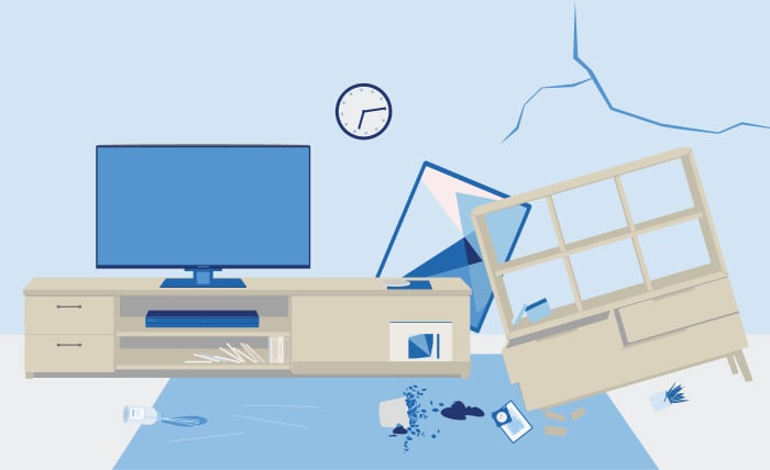 地震で家具が倒れ、破損した