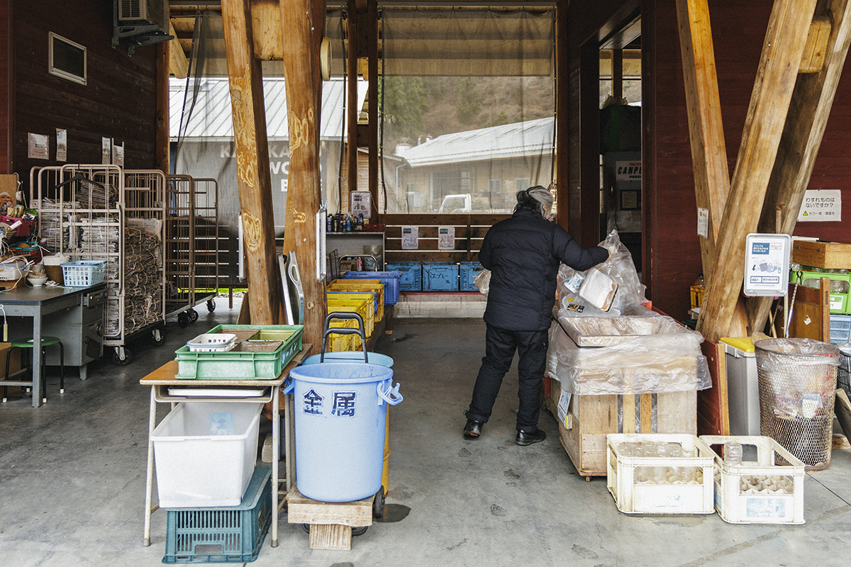 町民は決められた時間の中で、生ごみ以外のごみを好きな時間に持って来てよいというルール。分別の手際も良い。