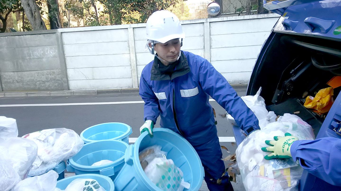 ごみ清掃員として今もごみ回収を続けるマシンガンズ滝沢さん（画像提供：太田プロダクション）