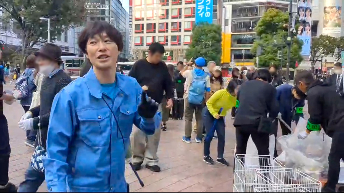 昨年のハロウィン明けの渋谷で行われた「滝沢ごみクラブ」によるごみ拾い活動の様子