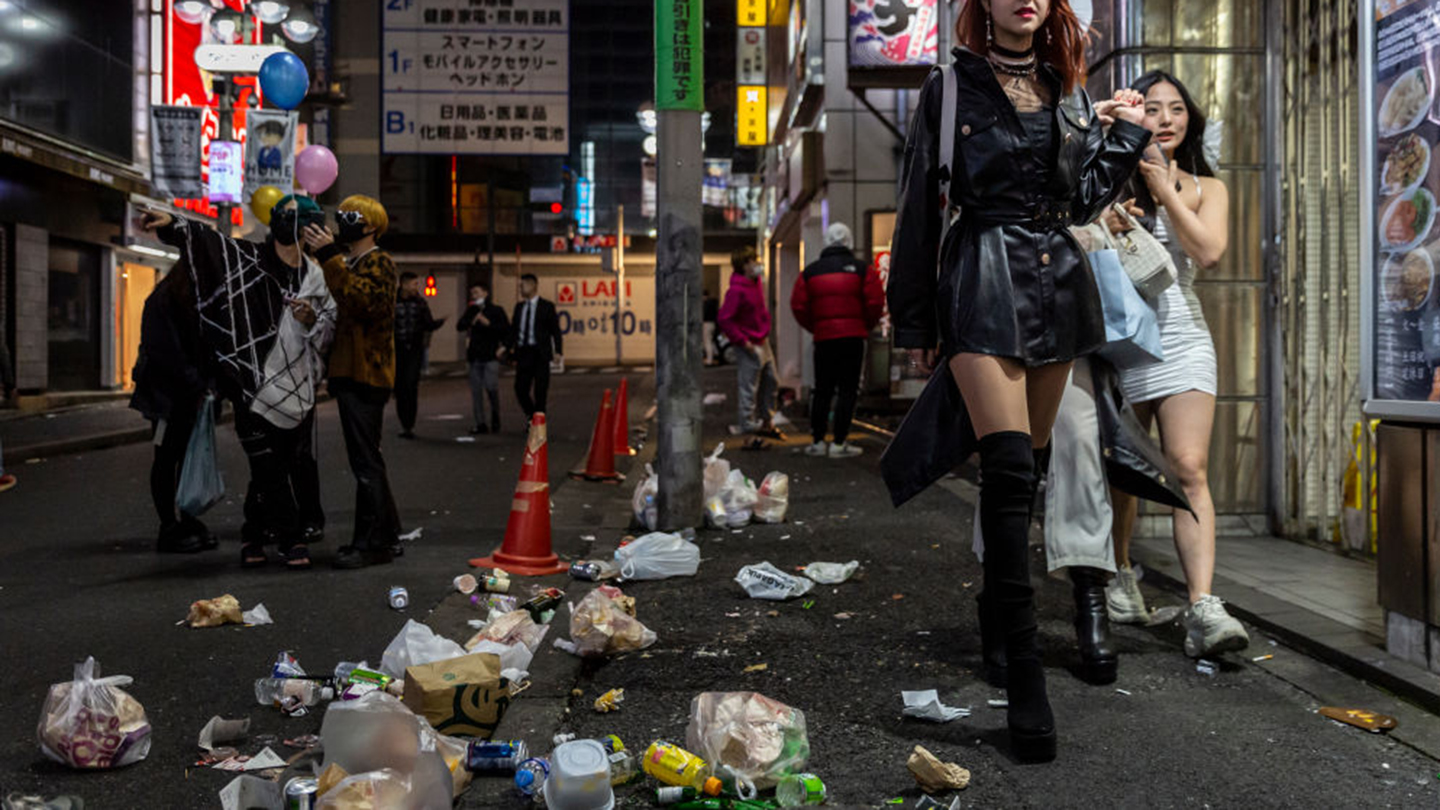 路上にごみが散乱していた2021年の渋谷ハロウィンの様子（Photo by Yuichi Yamazaki/Getty Images）