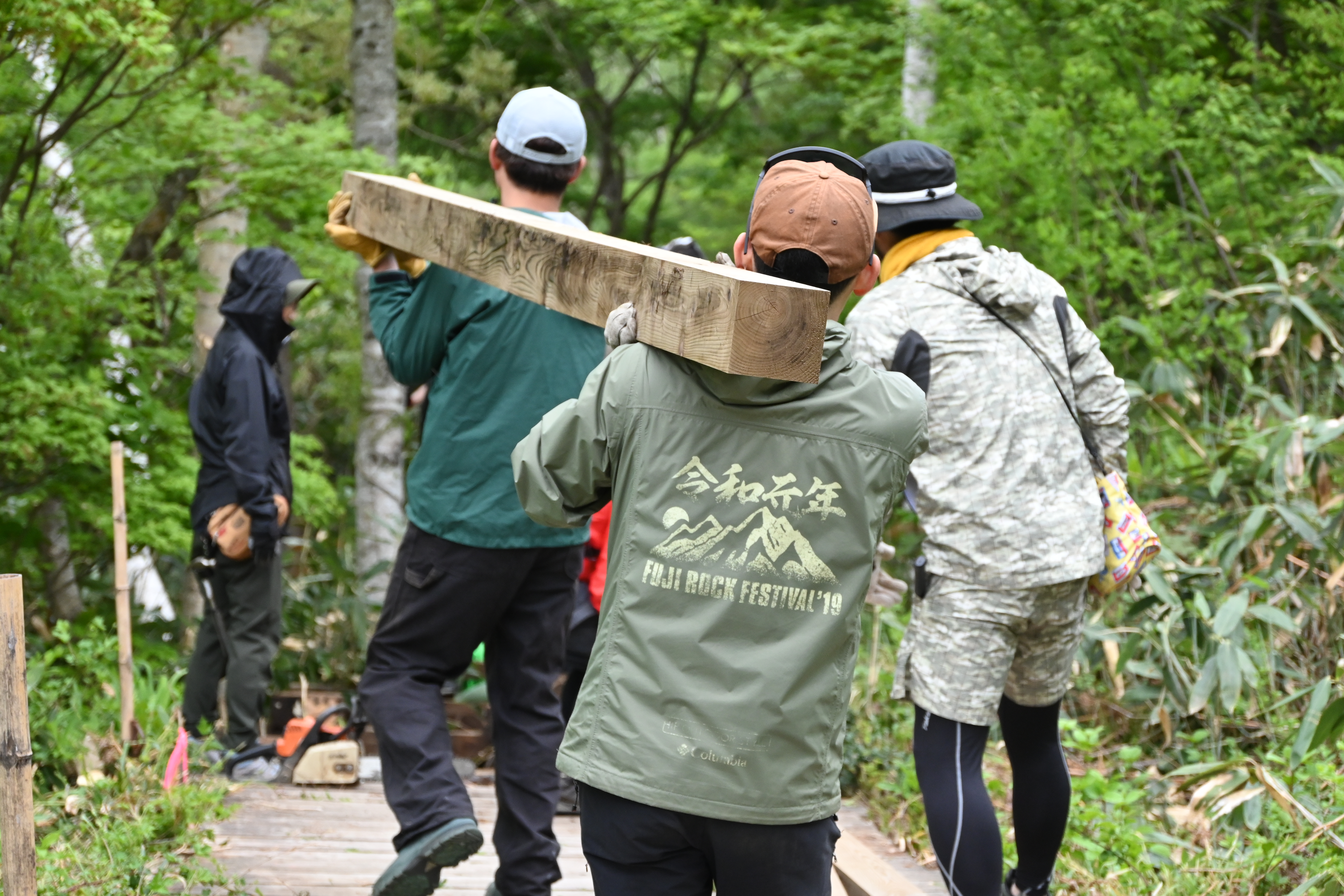 フジロック会場周辺への植樹など、森づくり活動のほか、会場にはケミカル素材不使用の木材を用いたボードウォークを設置している