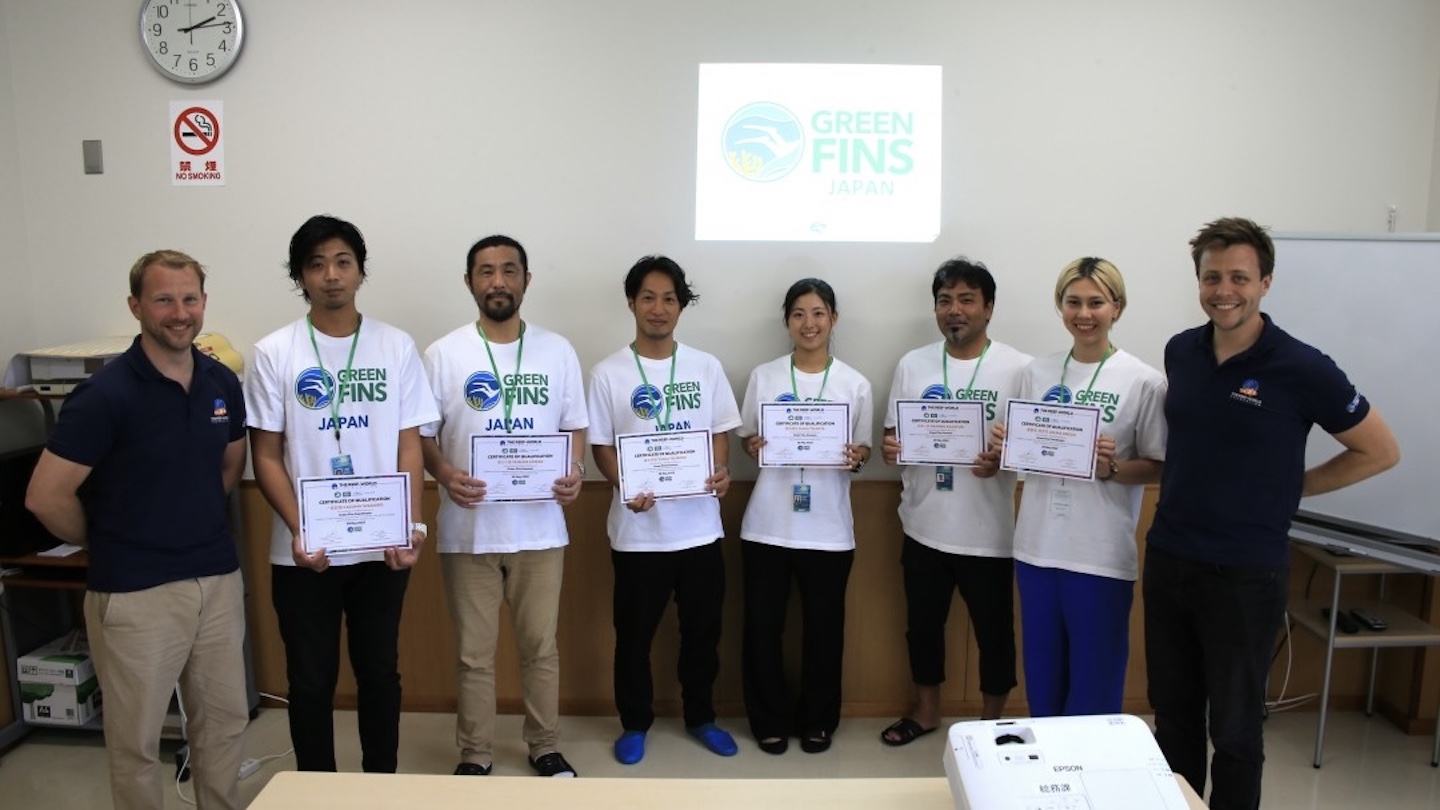 Green Finsの認証には、ダイビングツアーに認証員が同行し、国際的なガイドラインに基づいたダイビングを行っているかを確認・評価する。2020年、2021年には、イギリスからトレーナーを招き、日本で6名のGreen Finsの認証員が誕生した。